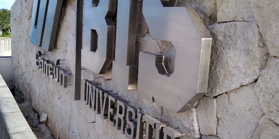 letras UT BIs en acero inox